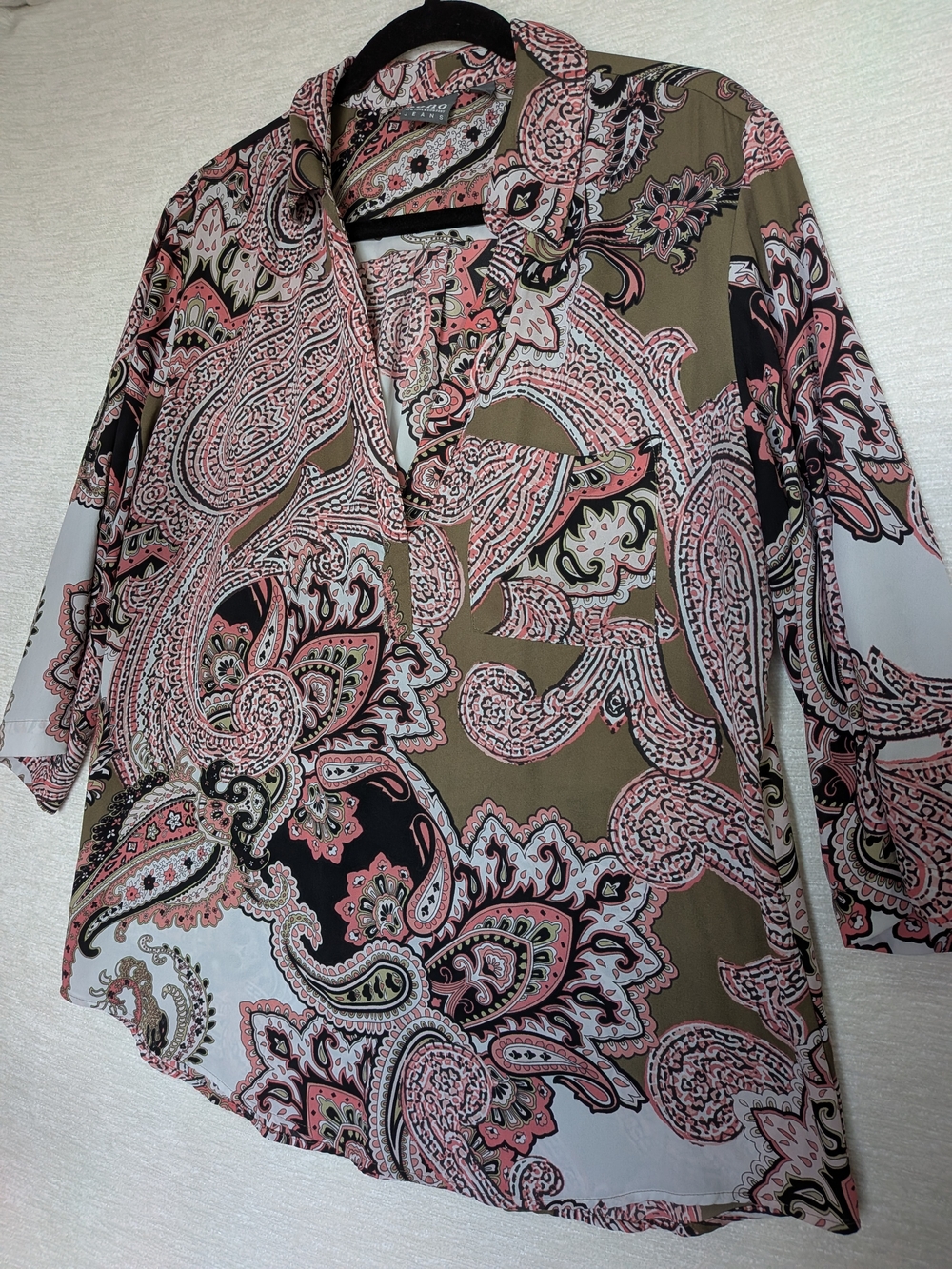 New York And Company SoHo Women's Paisley Print V Neck  Blouse - Pink & Olive